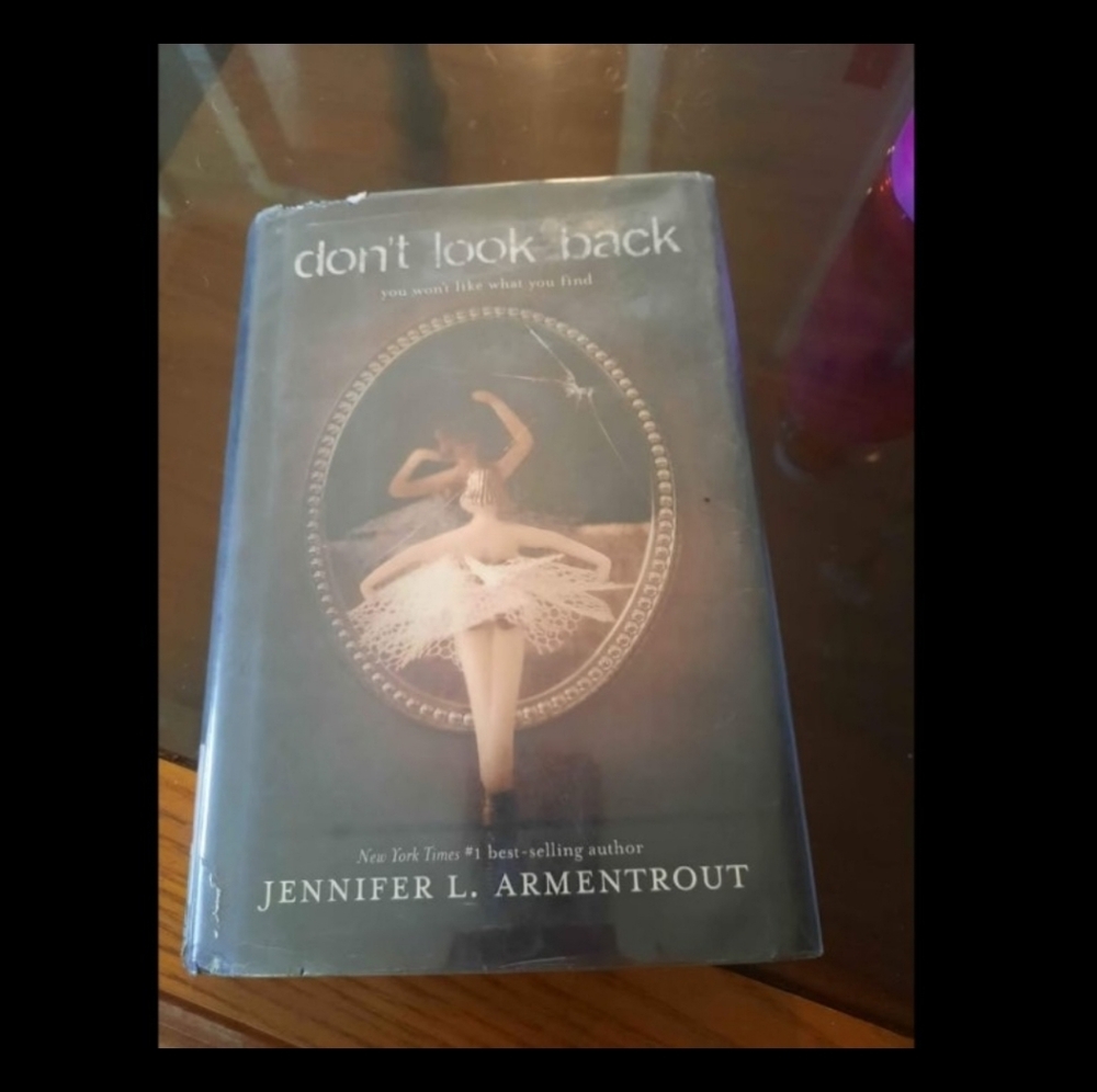 Don't Look Back by Jennifer L. Armentrout Hardcover